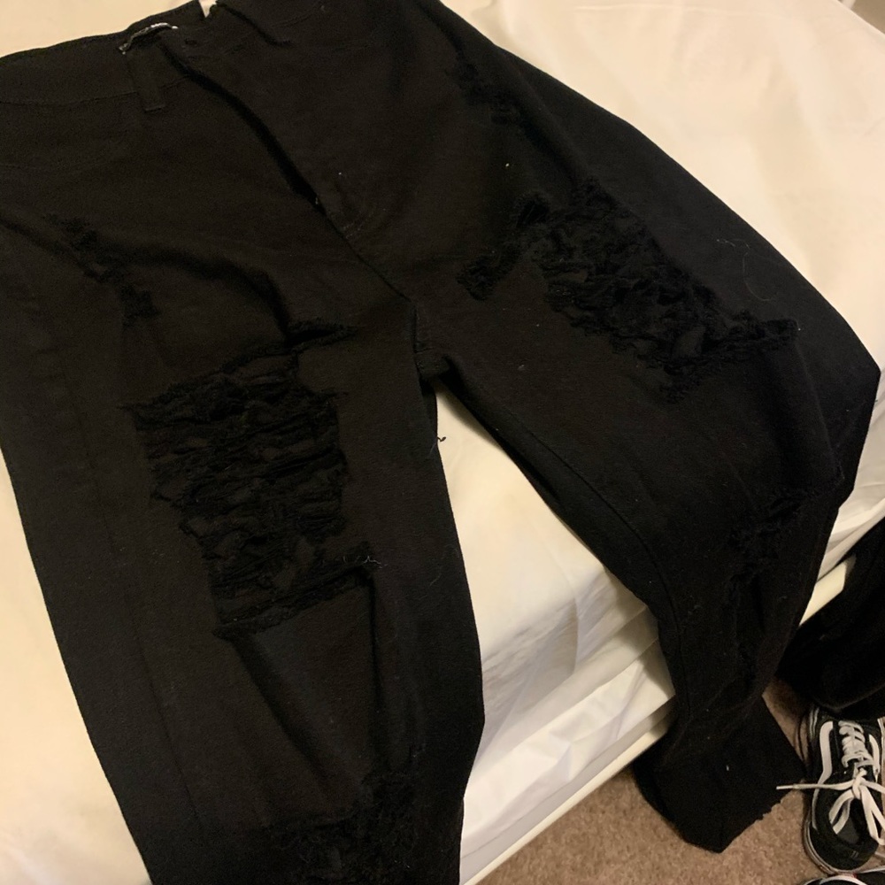 Distressed high waisted jeans